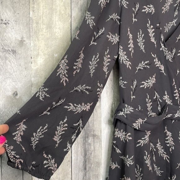 LOFT grey floral print wrap blouse. V-neck. Lightweight. Small. Excellent cond - Picture 2 of 11